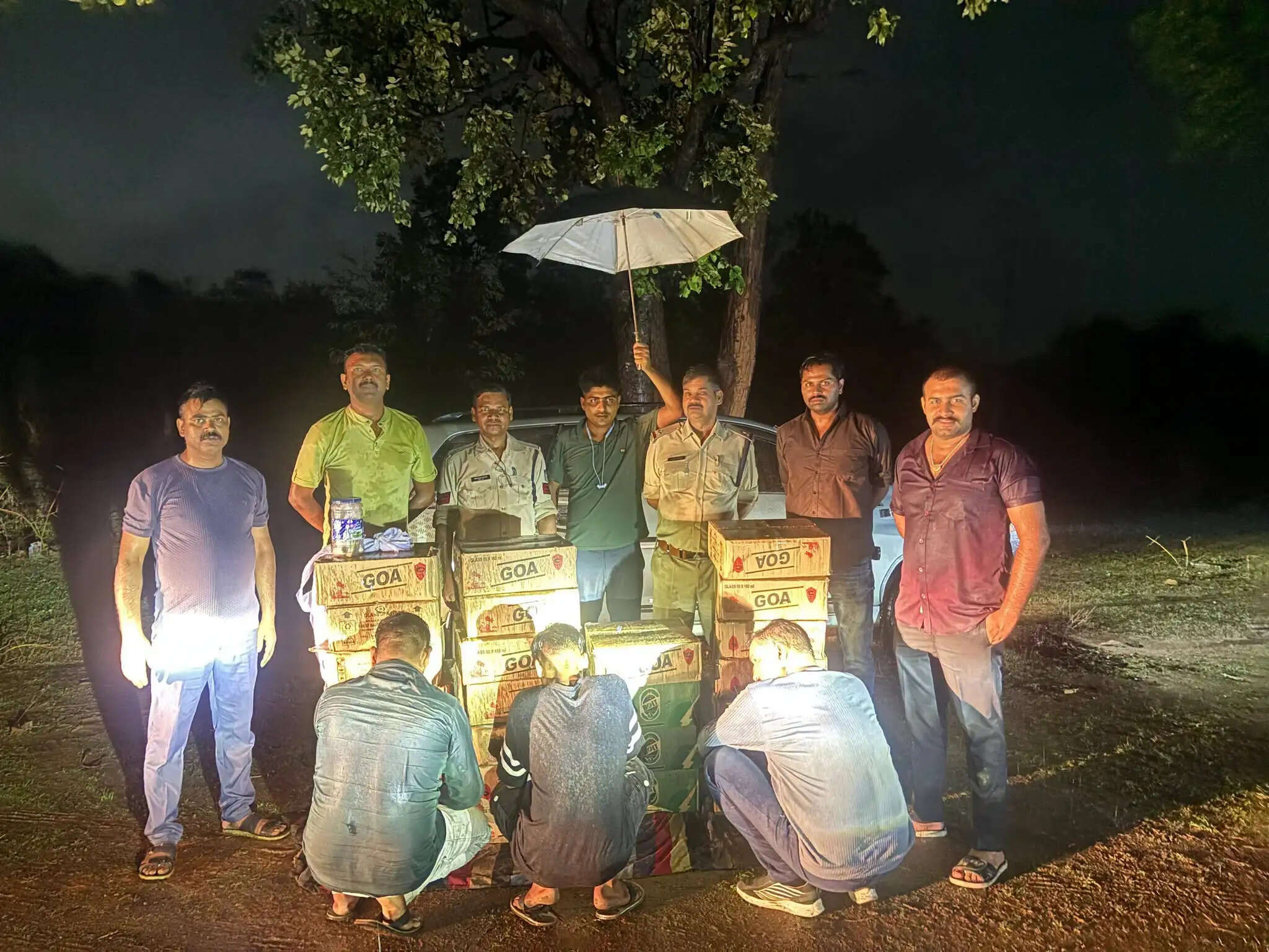 अनूपपुर: पुलिस ने 25 पेटी अवैध शराब की जब्त, लग्जरी कार सहित तीन तस्कर गिरफ्तार