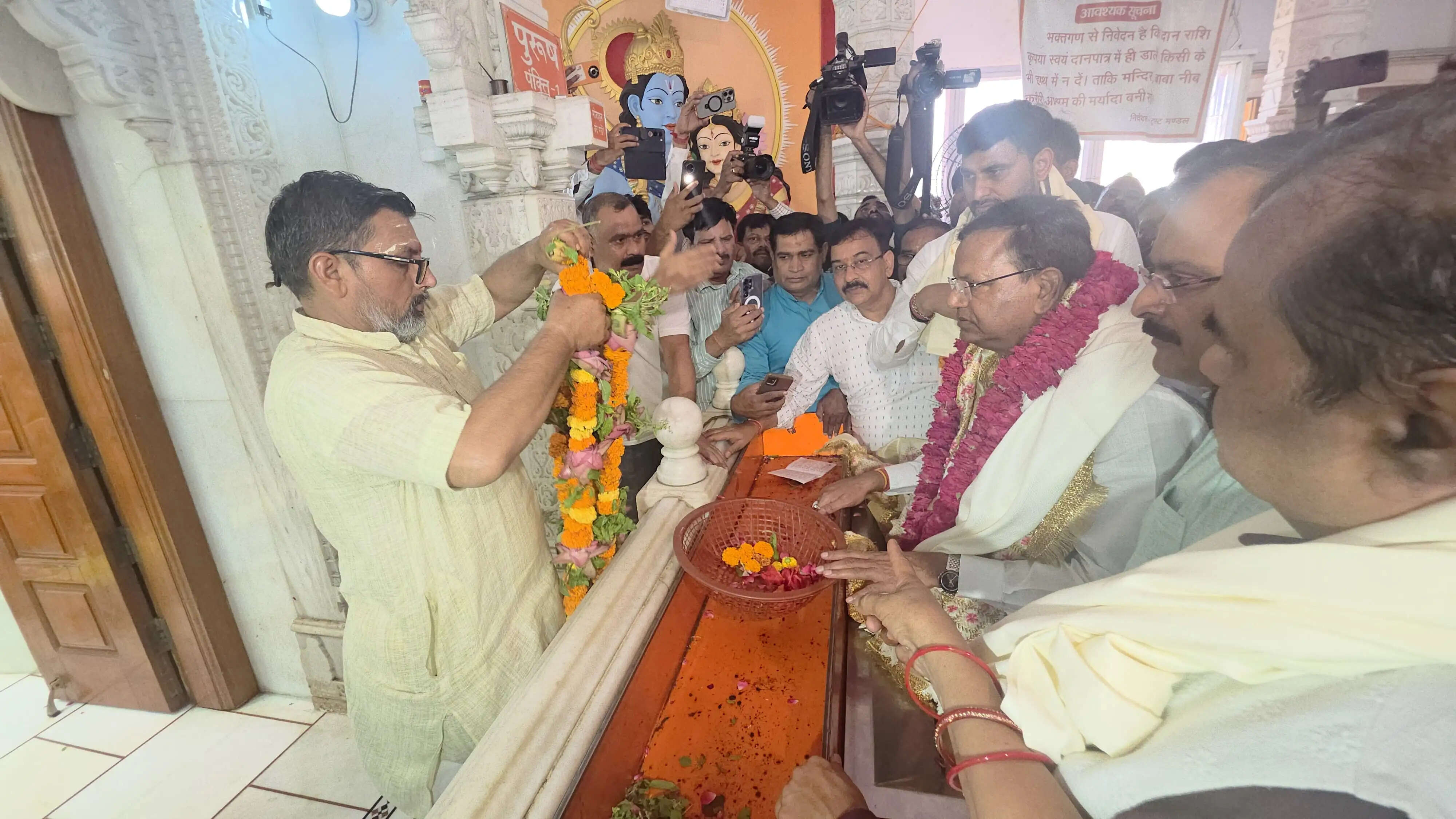 मोदी सरकार के 12 वर्ष पूर्ण होने पर पंकज चौधरी ने हनुमान सेतु मंदिर में की पूजा अर्चना