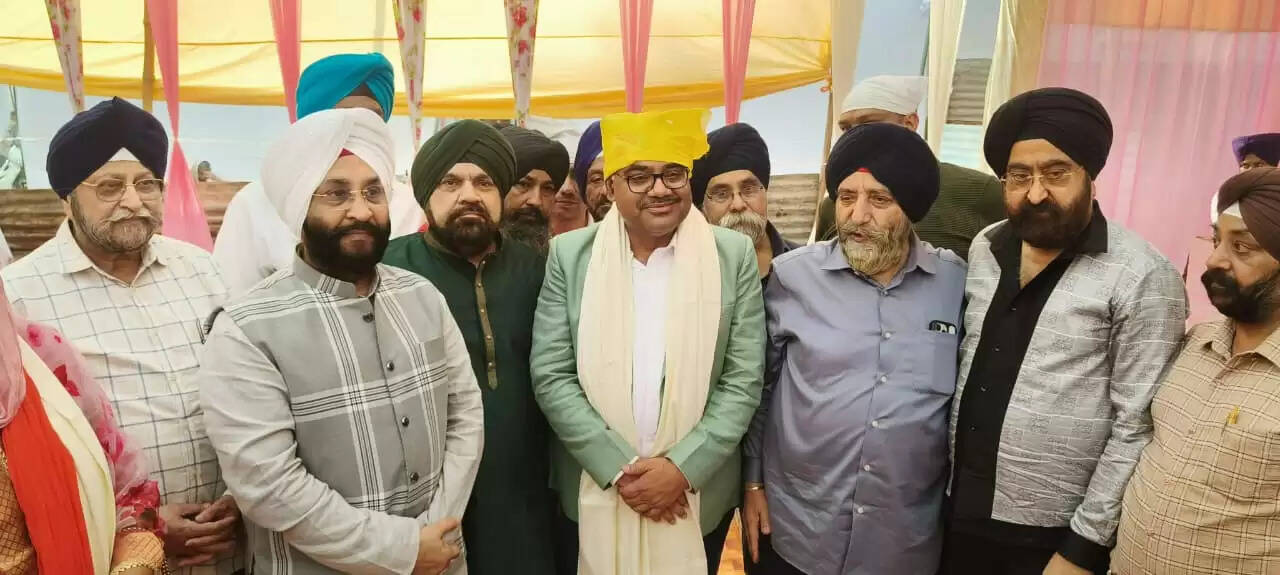 गुरु नानक देव के उपदेश समाज को एकता, सद्भाव, मानवता और सेवा के मार्ग पर चलने की देते हैं प्रेरणा : जिलाधिकारी