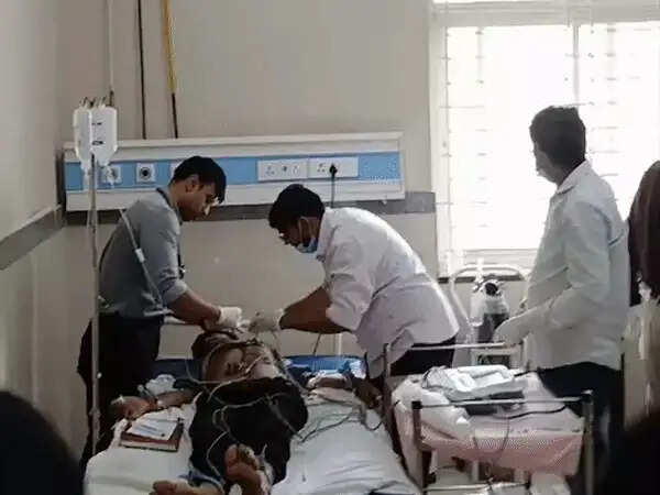 (अपडेट)&nbsp;मप्र&nbsp;के&nbsp;सागर में जहरीली शराब से 11 मौतें, आठ गंभीर मरीज बीएमसी रेफर
