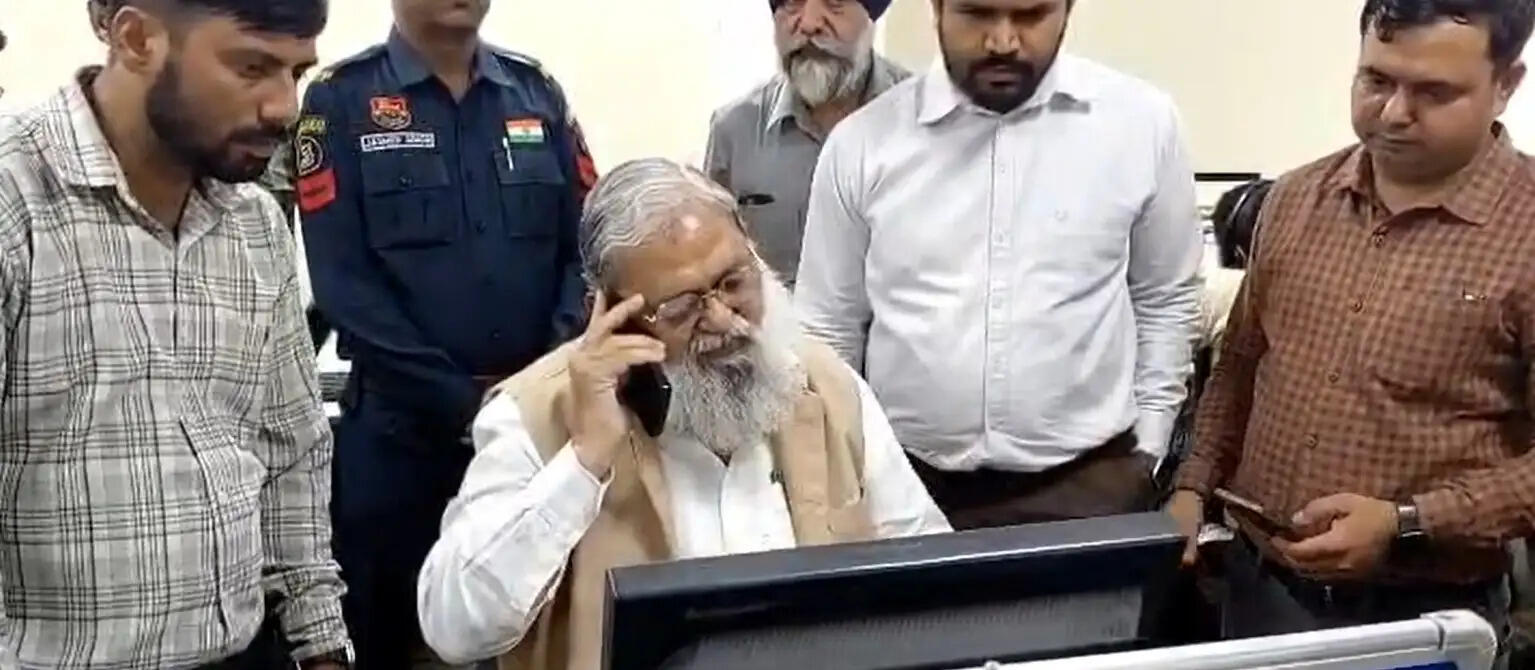 ऊर्जा मंत्री अनिल विज ने बिजली कॉल सेंटर पर मारा छापा