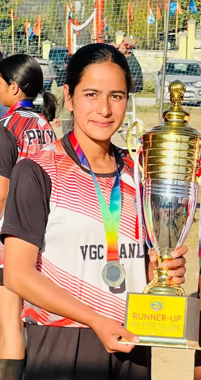 मंडी कॉलेज के खिलाड़ियों का नॉर्थ जोन वॉलीबॉल प्रतियोगिता के लिए एसपीयू टीम में चयन।