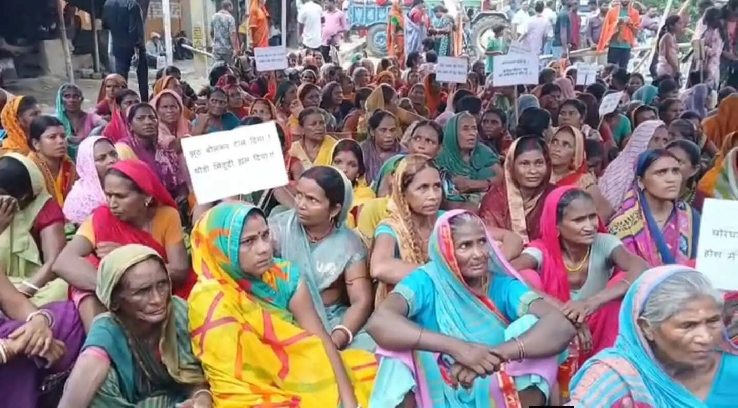 पहुंच पथ की मांग को लेकर ग्रामीणों ने किया सड़क जाम