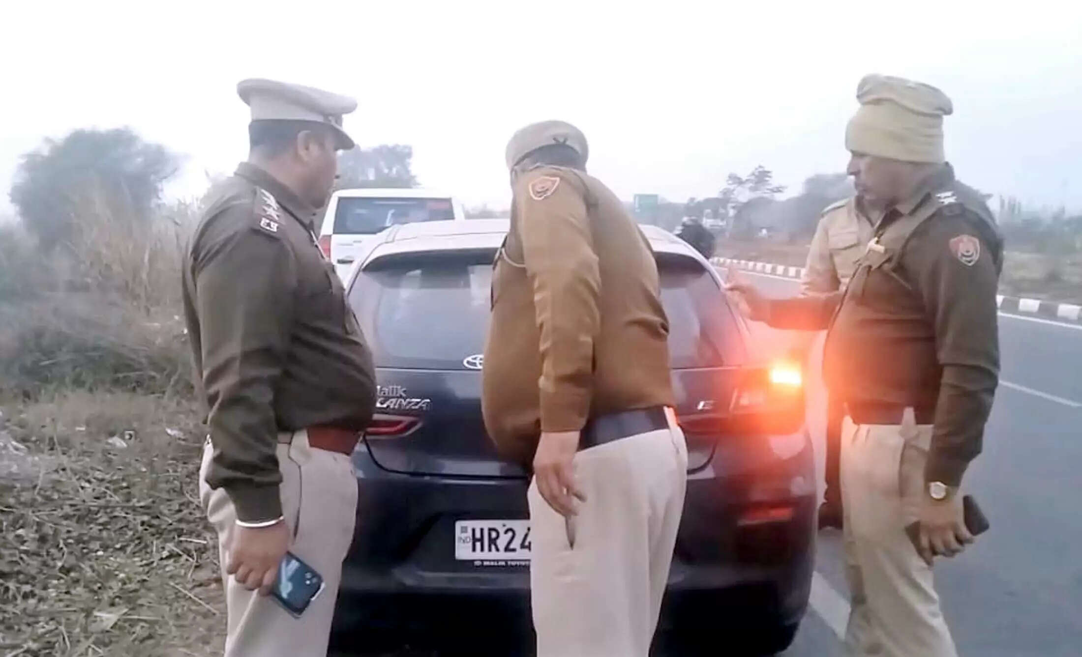 जींद-रोहतक बॉर्डर पर गणतंत्र दिवस को लेकर की वाहनों की चेकिंग