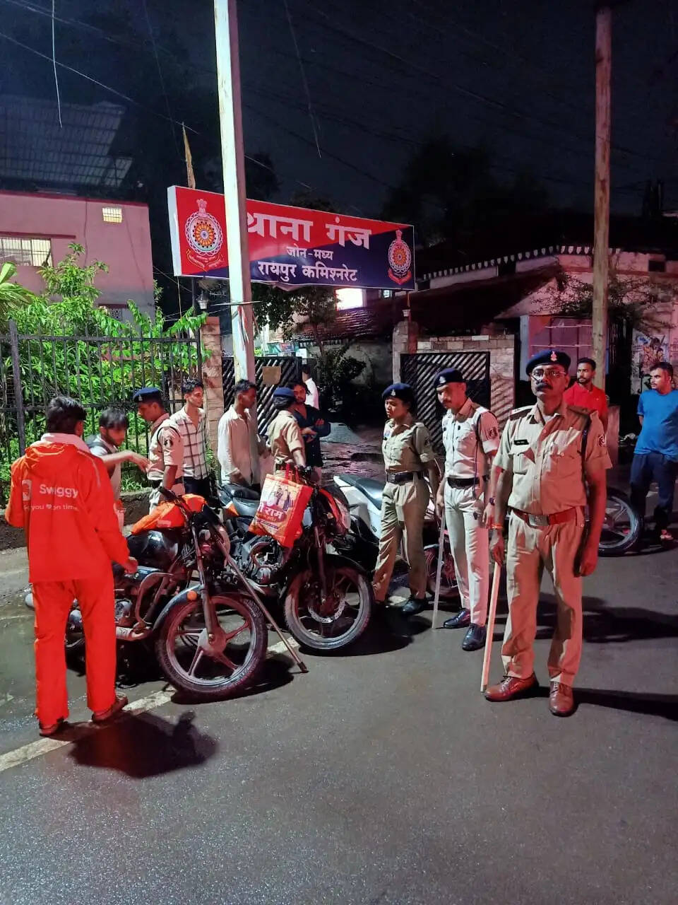 रायपुर में 41 स्थानों पर पुलिस की सघन नाकेबंदी, चोरी की बाइक बरामद, चाकू के साथ युवक गिरफ्तार