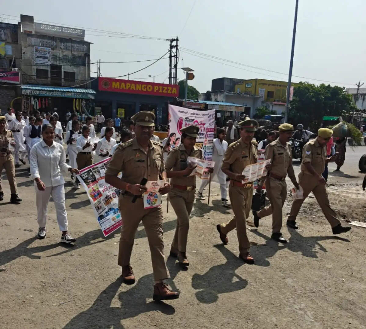 बागपत : महिला सुरक्षा के लिए छात्राओं के साथ सड़कों पर उतरी पुलिस, किया जागरुक