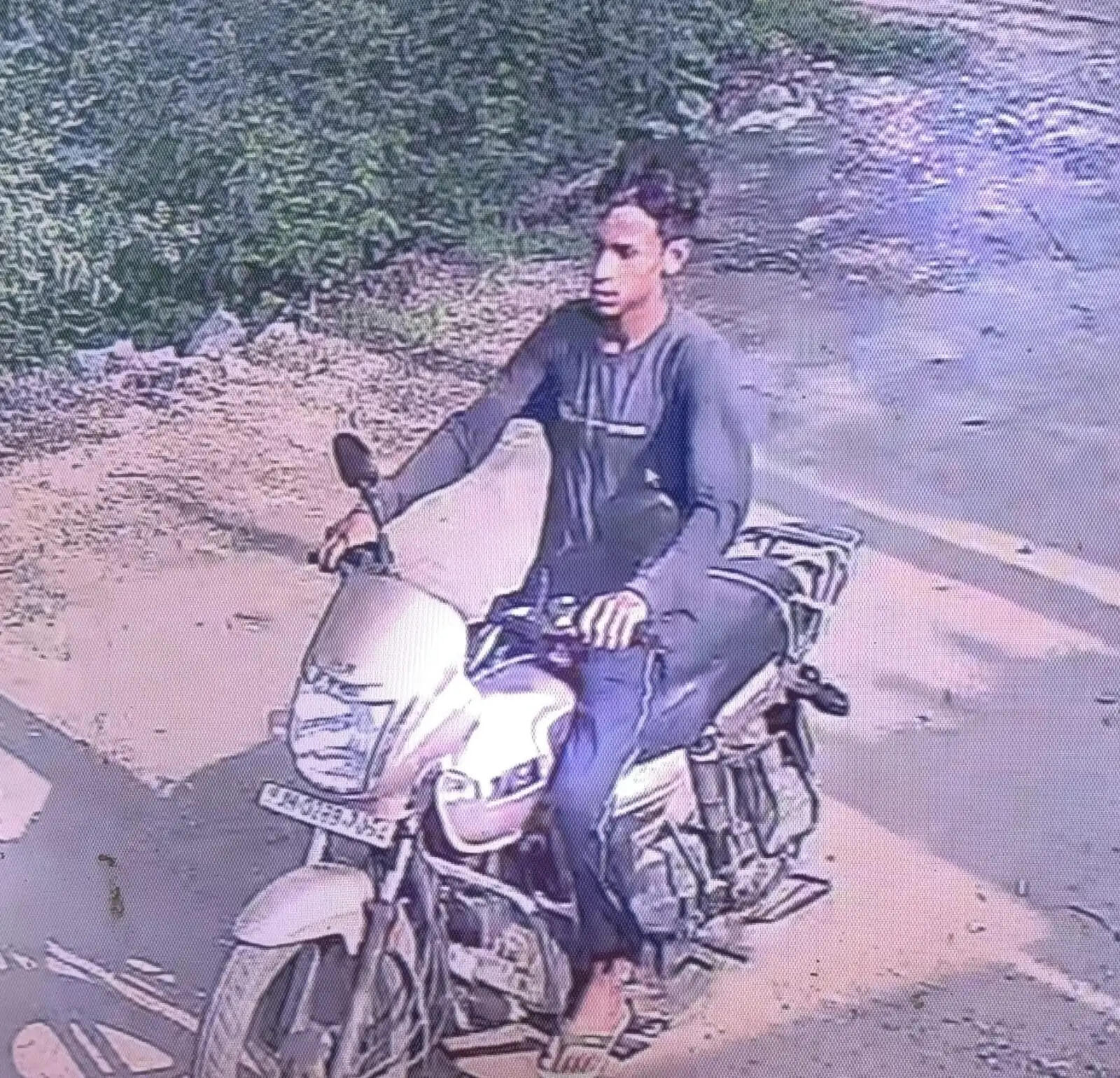 दिनदहाड़े हो रही बाइक की चोरी, सीसीटीवी कैमरे में बेखौफ दिखा चोर