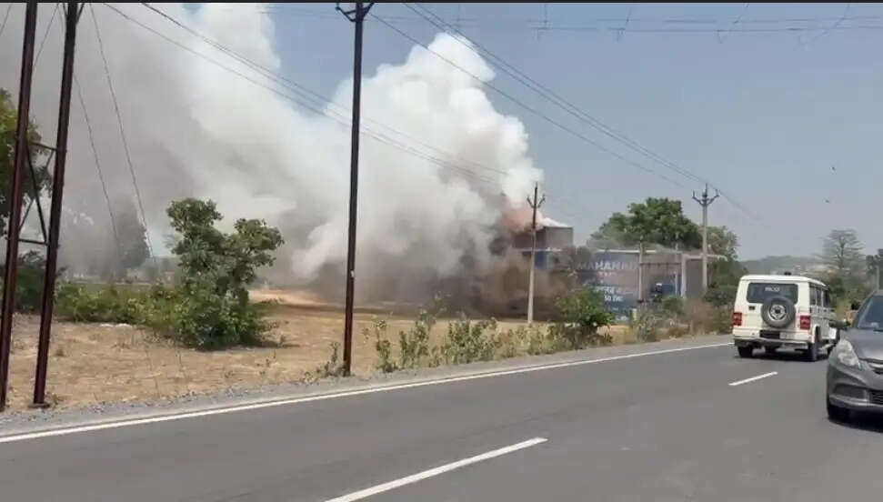 कोरबा : कटघोरा के पटाखा गोदाम में भीषण आग, लगातार धमाकों से दहला इलाका