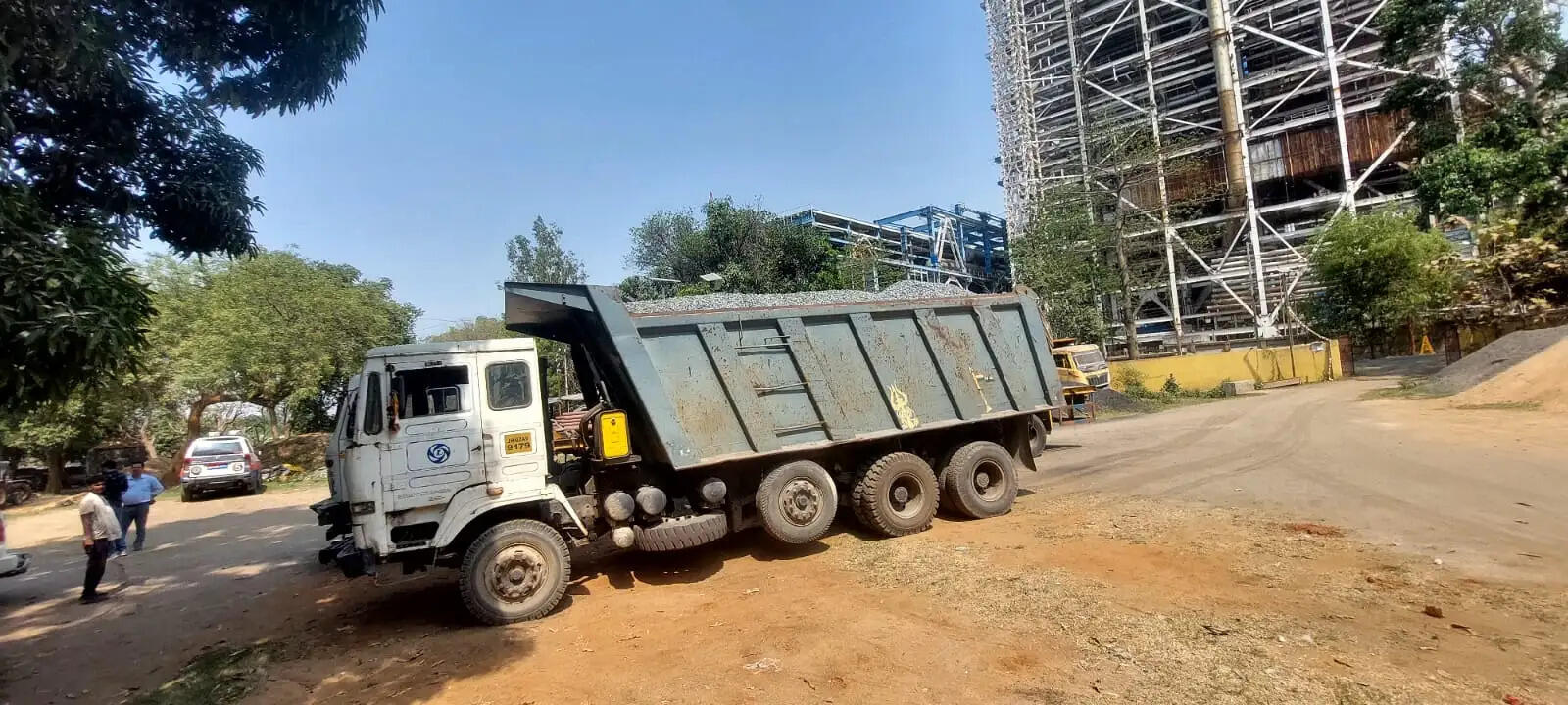 बालू और गिट्टी लदा चार वाहन जब्त, प्राथमिकी दर्ज