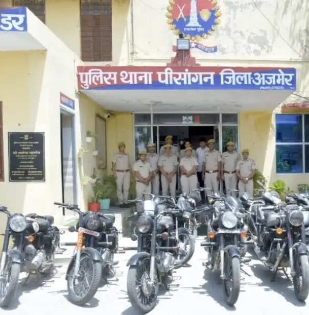 दो शातिर वाहन चोर गिरफ्तार