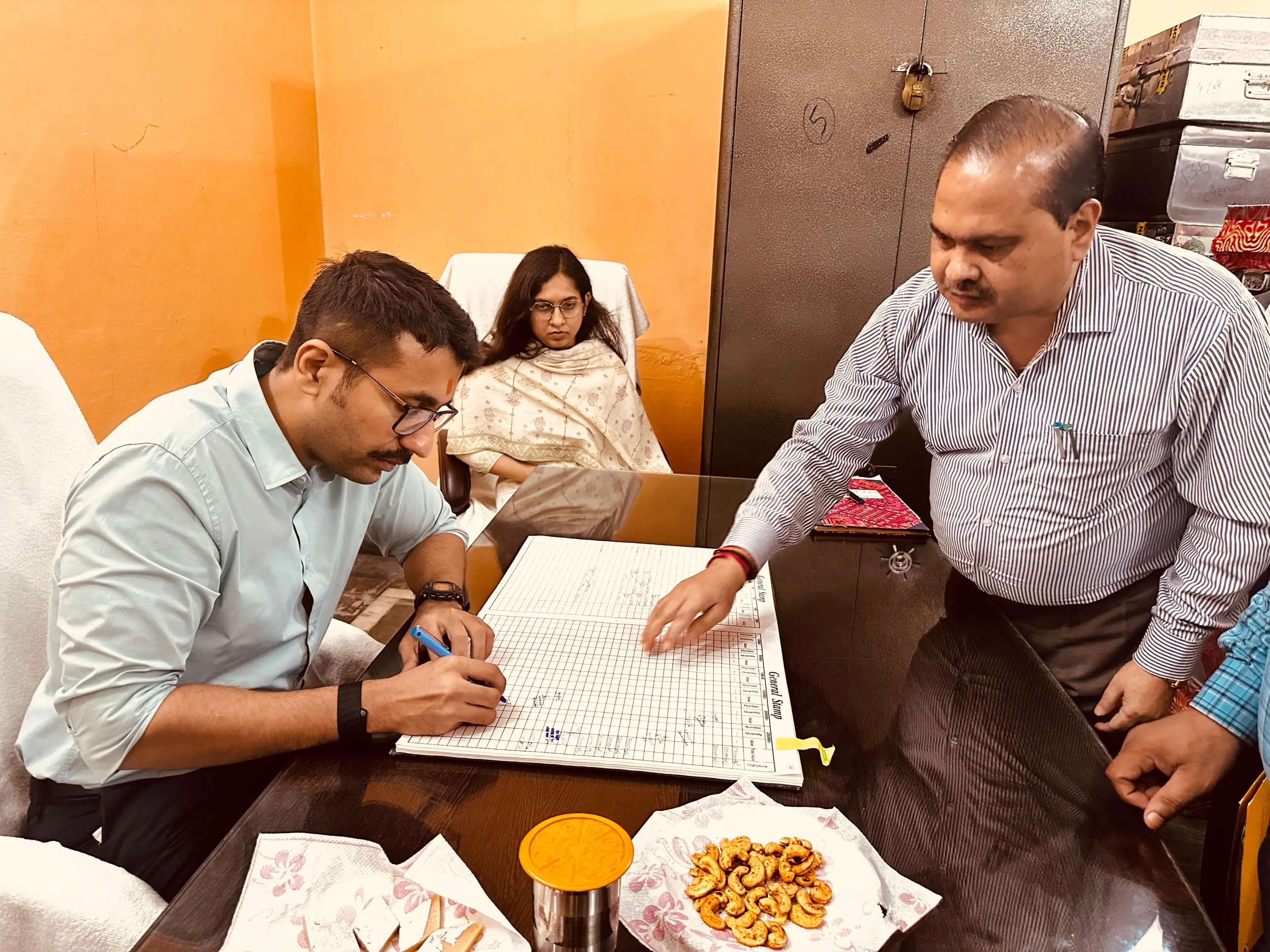 अमेठी : स्वामी परमहंस आश्रम में दर्शन पूजन करने के बाद नवागत डीएम शशांक चौधरी ने कार्यभार संभाला