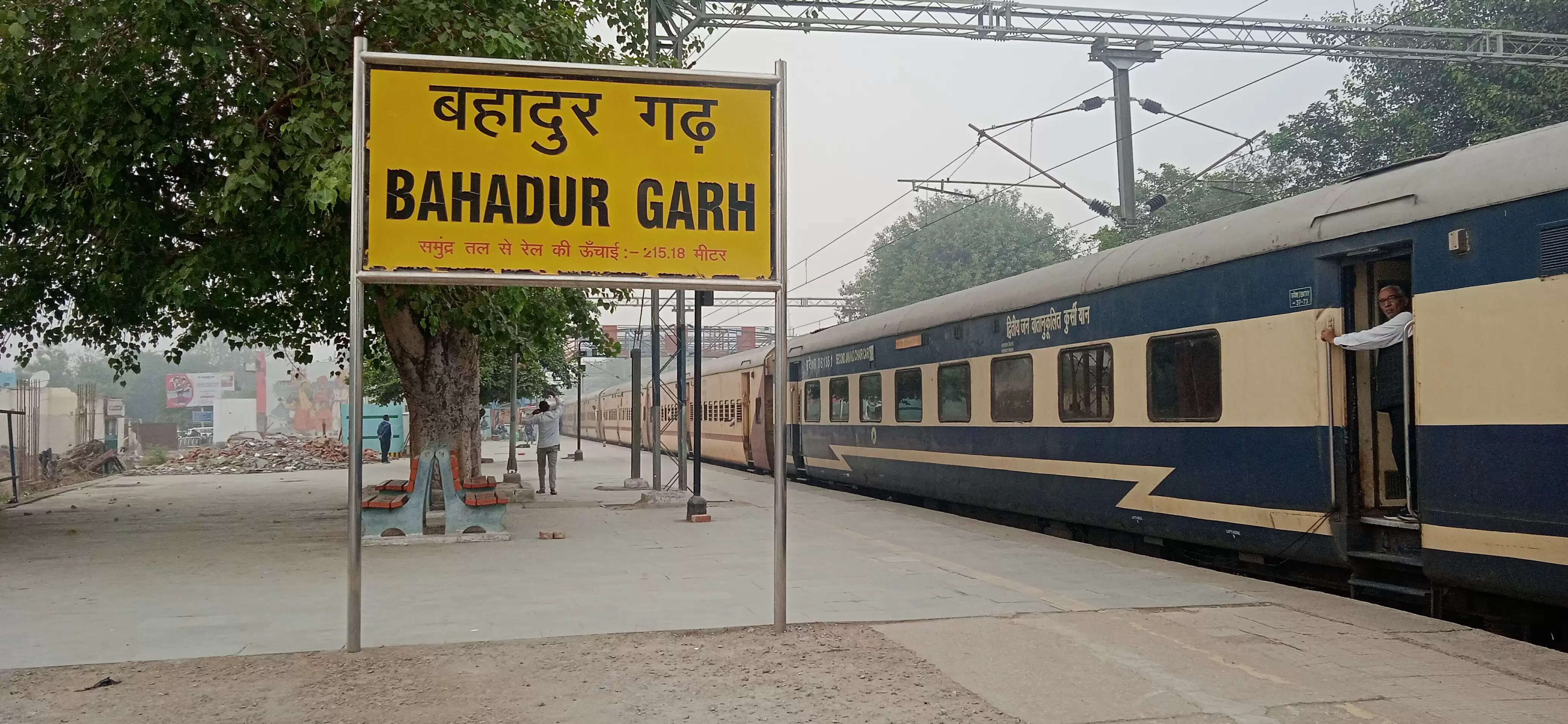 बहादुरगढ़ में पटरी पर रील बनाते दो युवकों की ट्रेन की चपेट में आने से मौत