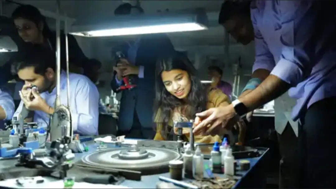 विधायक और लोकगायिका मैथिली ठाकुर ने गुजराती भजनों से लोगों को किया मंत्रमुग्ध