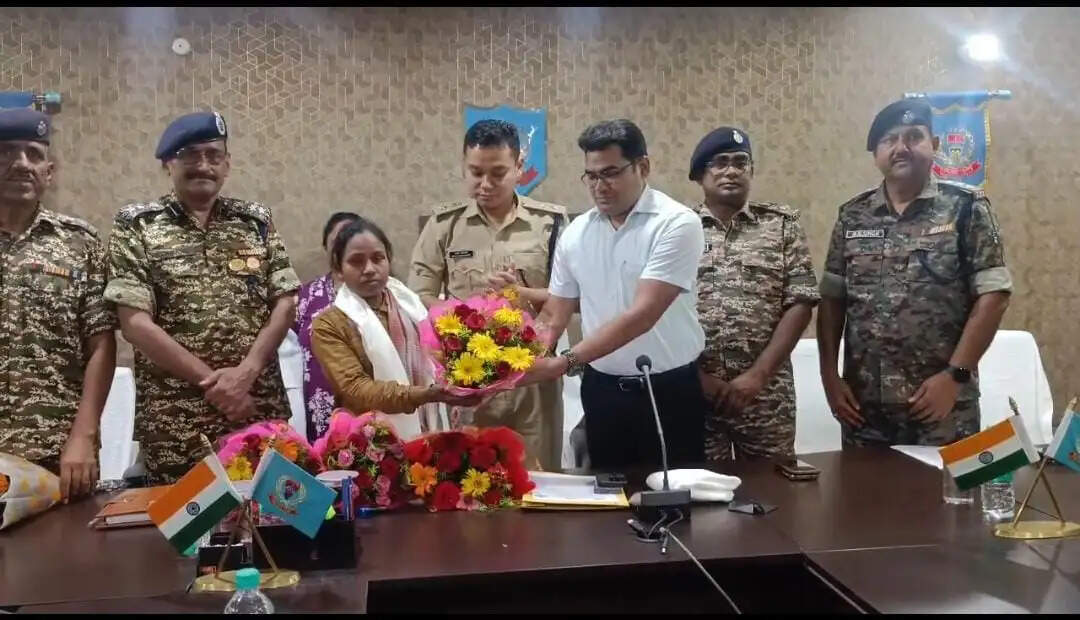 भूखी-प्यासी महिला नक्सली पहुंची एसपी के समक्ष, किया सरेंडर