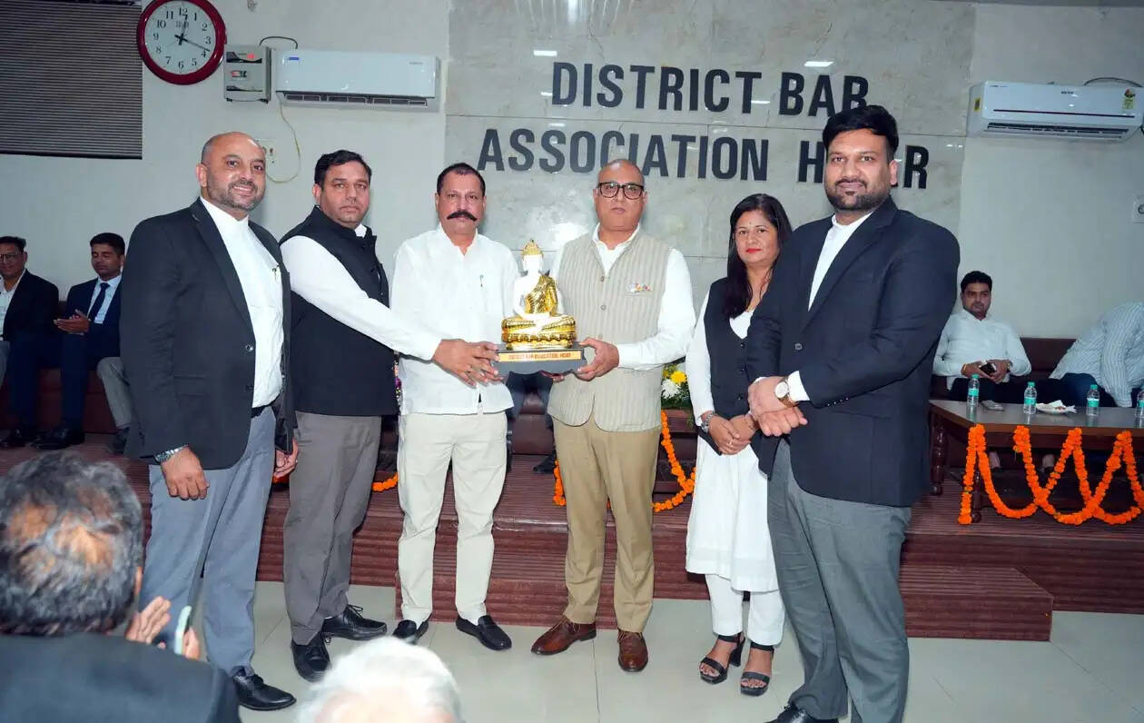 हिसार पहुंचे पंजाब एवं हरियाणा बार काउंसिल के चेयरमैन,विकास कार्यों के लिए दिए दो लाख