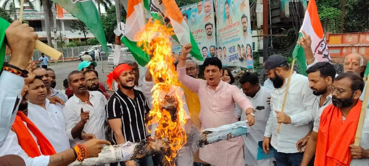 पप्पू यादव पर हमले के विरोध में कांग्रेस ने किया अमित शाह का पुतला दहन