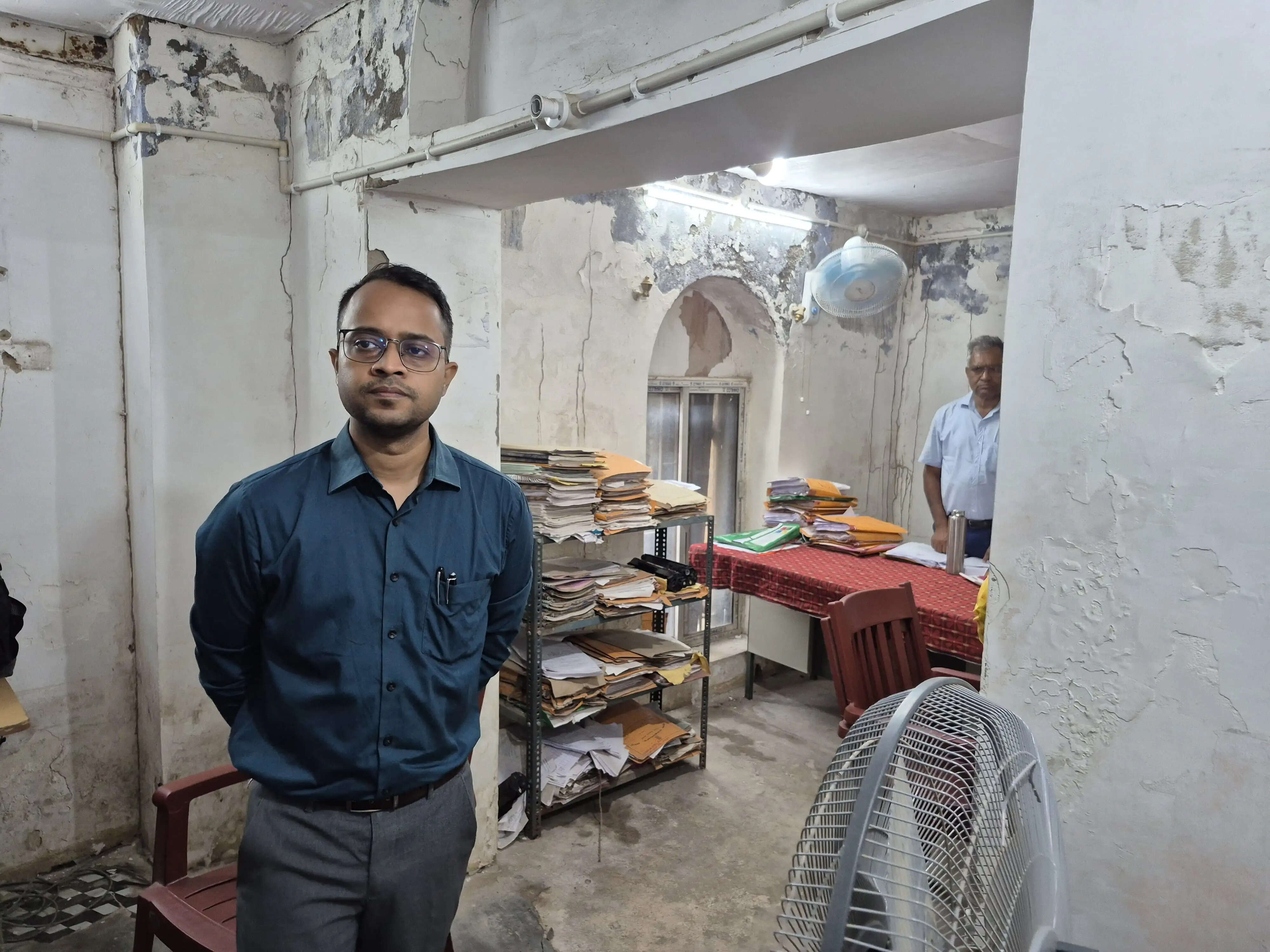 जिलाधिकारी ने जिला पंचायत कार्यालय का किया औचक निरीक्षण