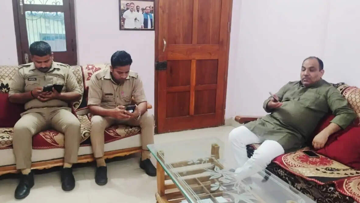 वाराणसी में पुलिस की सख्ती से कांग्रेसी पुतला दहन नहीं कर पाये