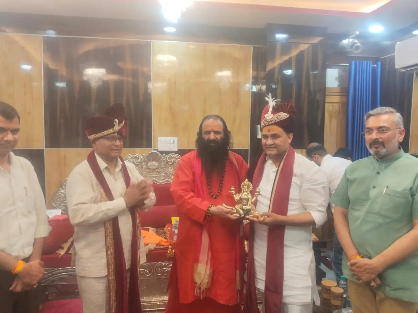 कुंभ 2027 का निमंत्रण लेकर निरंजनी अखाड़ा पहुंचे मंत्री