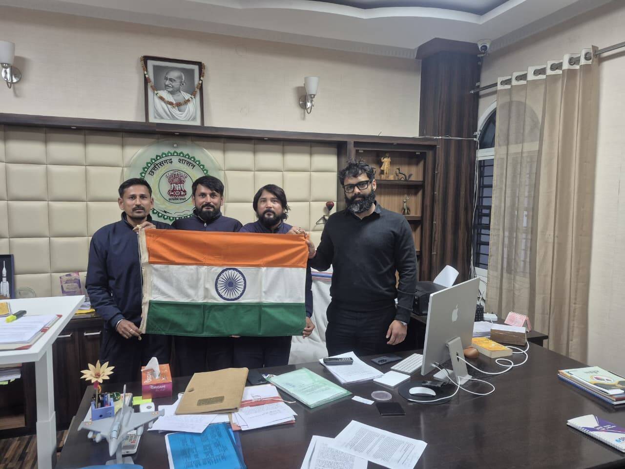 विश्व शांति का संदेश लेकर जशपुर पहुँची विश्व पदयात्री टीम, कलेक्टर से की सौजन्य भेंट