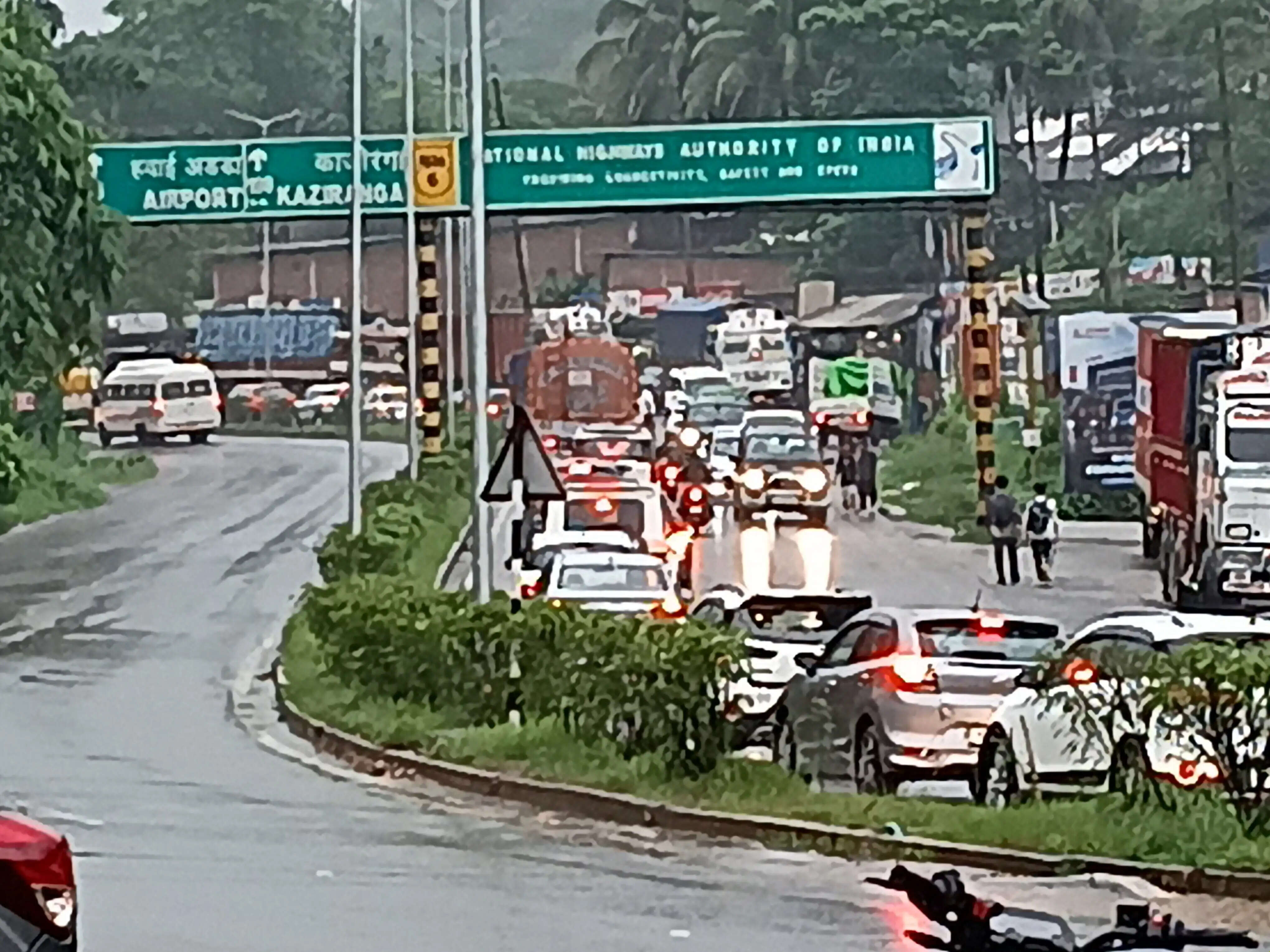 असमः बरसात के बाद राष्ट्रीय राजमार्ग 27 और 6 पर यातायात ठप