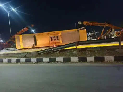 स्लीपर बस पलटी-ड्राइवर की मौत, शादी में जा रहे 20 से अधिक रिश्तेदार घायल