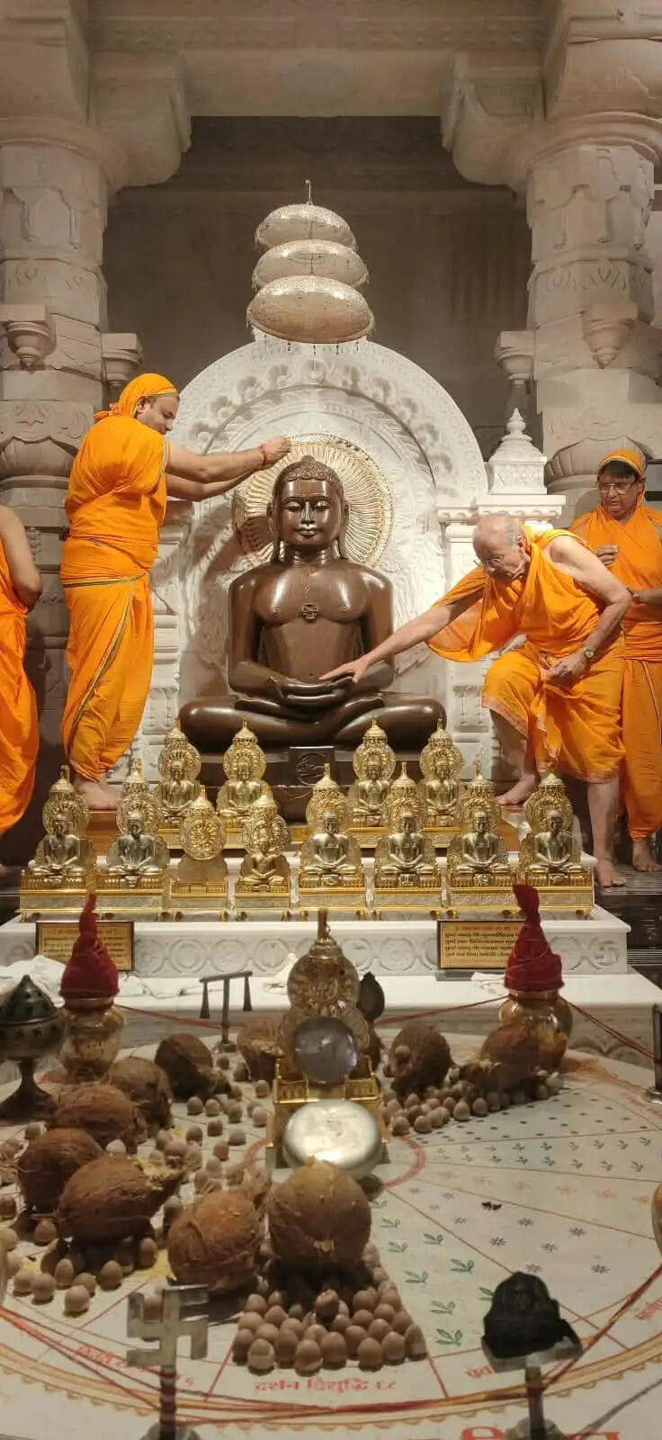 दसलक्षण महापर्व पर अभिषेक-शांतिधारा में उमड़ी श्रद्धालुओं की भीड़