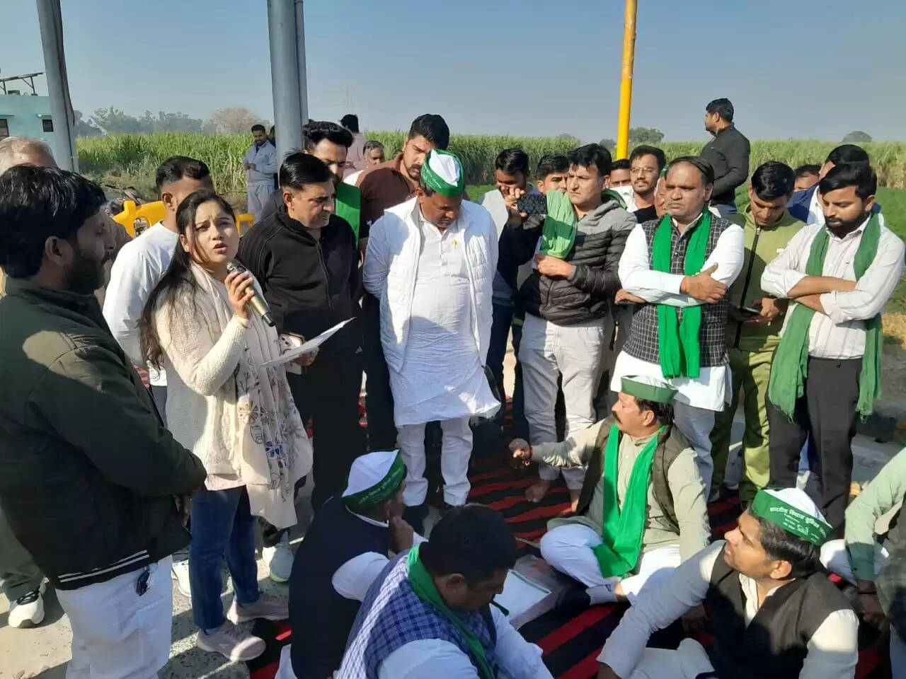 भाकियू जिलाध्यक्ष के साथ अभद्रता , कार्यकर्ताओं ने बड़ा गांव टोल बूथ पर दिया धरना