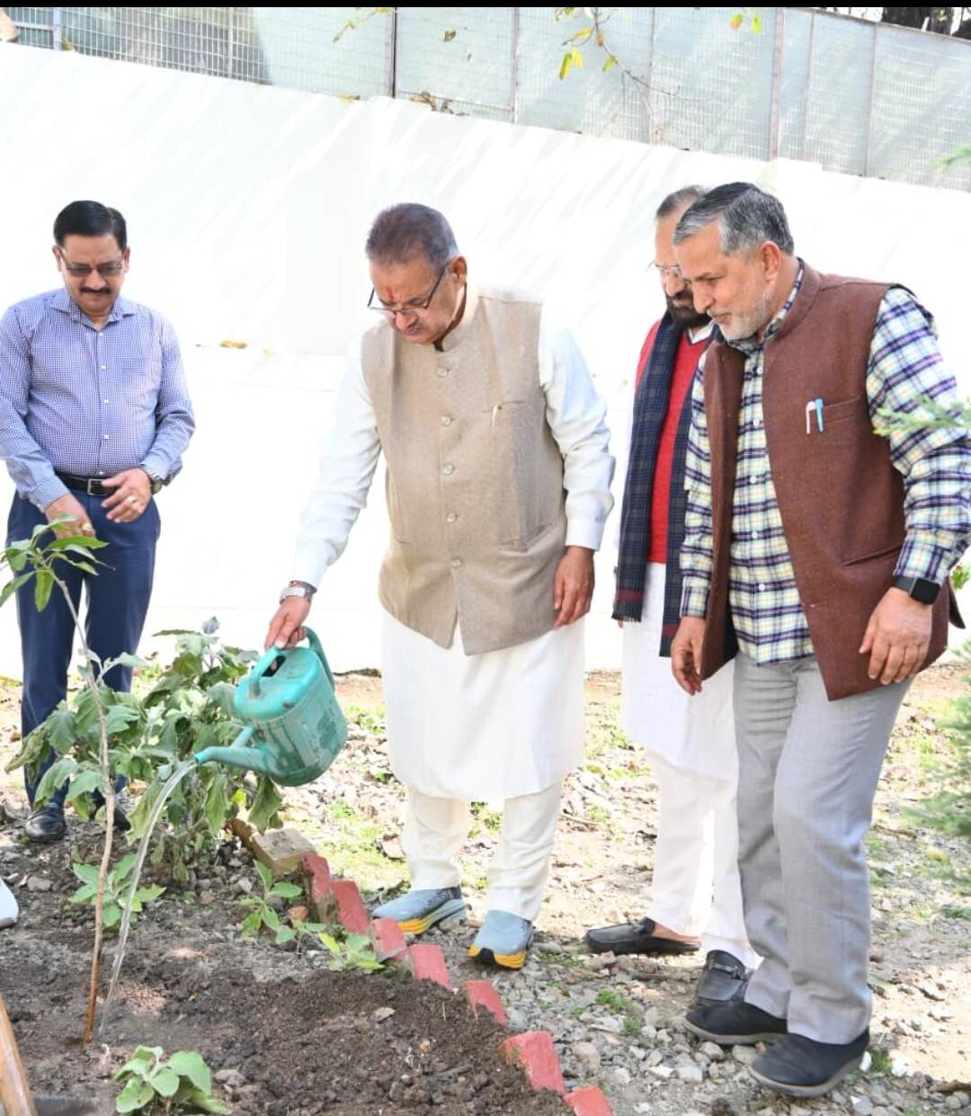 कृषि मंत्री गणेश जोशी ने किया पौधरोपण