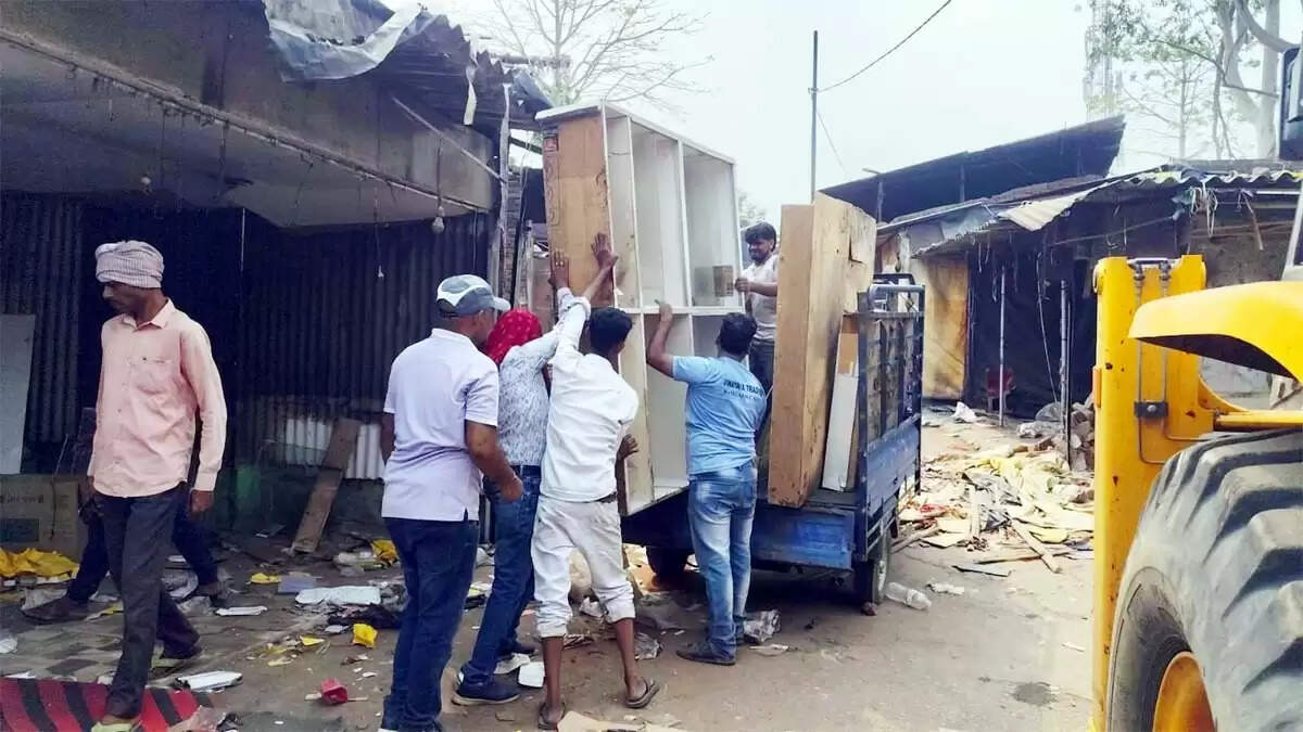 रजरप्पा में जेसीबी चलाकर हटाई जा रही दुकानें