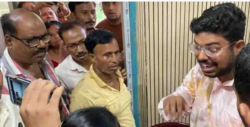 अन्नपूर्णा योजना के पैसे न मिलने पर&nbsp;गुस्साए लोगों ने नगरपालिका में किया प्रदर्शन, चेयरमैन पर फेंके अंडे