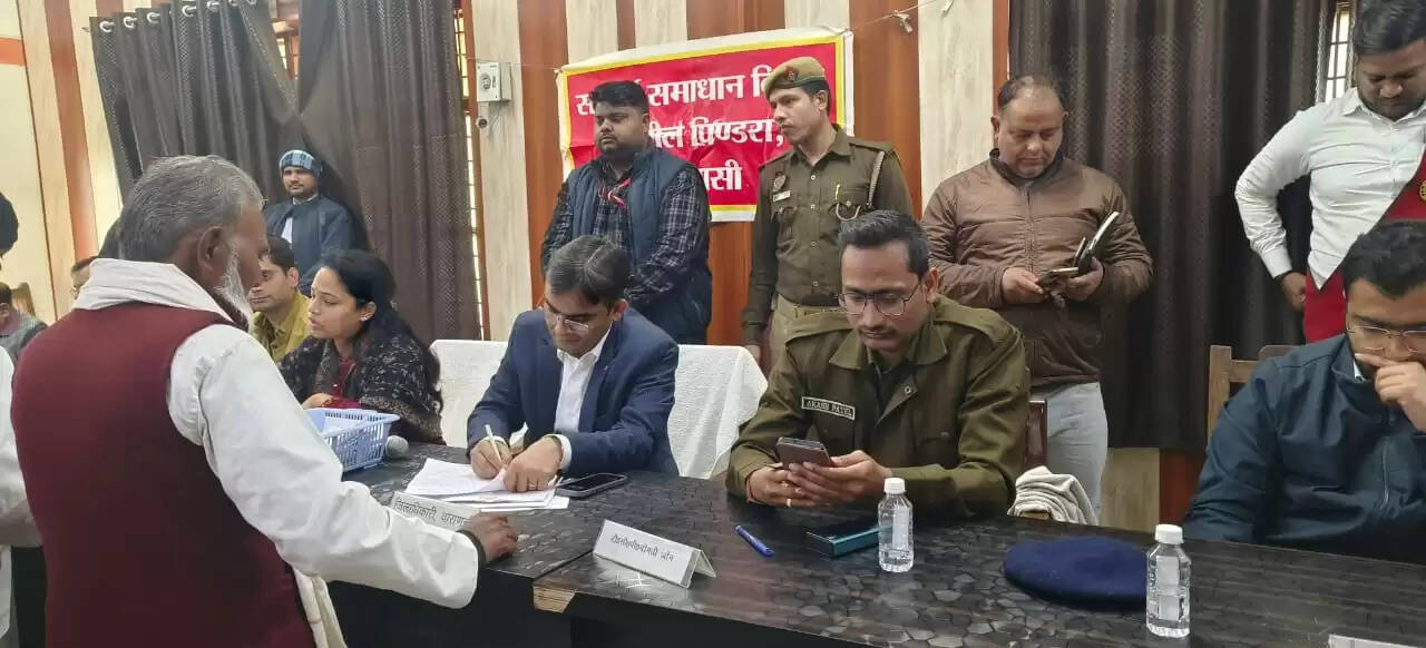 सम्पूर्ण समाधान दिवस : वाराणसी जिलाधिकारी ने पिंडरा तहसील में सुनी फरियाद