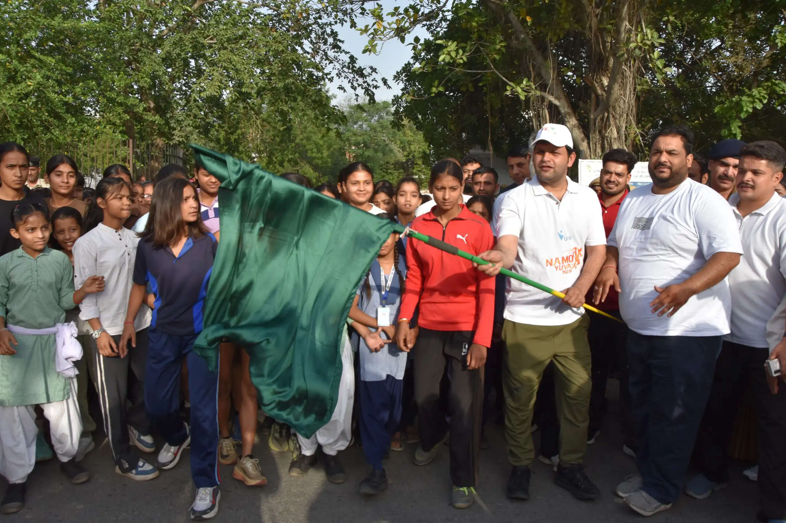 पलवल: कैंसर जागरूकता मैराथन में दौड़ीं बेटियां, खेल मंत्री ने दिखाई झंडी