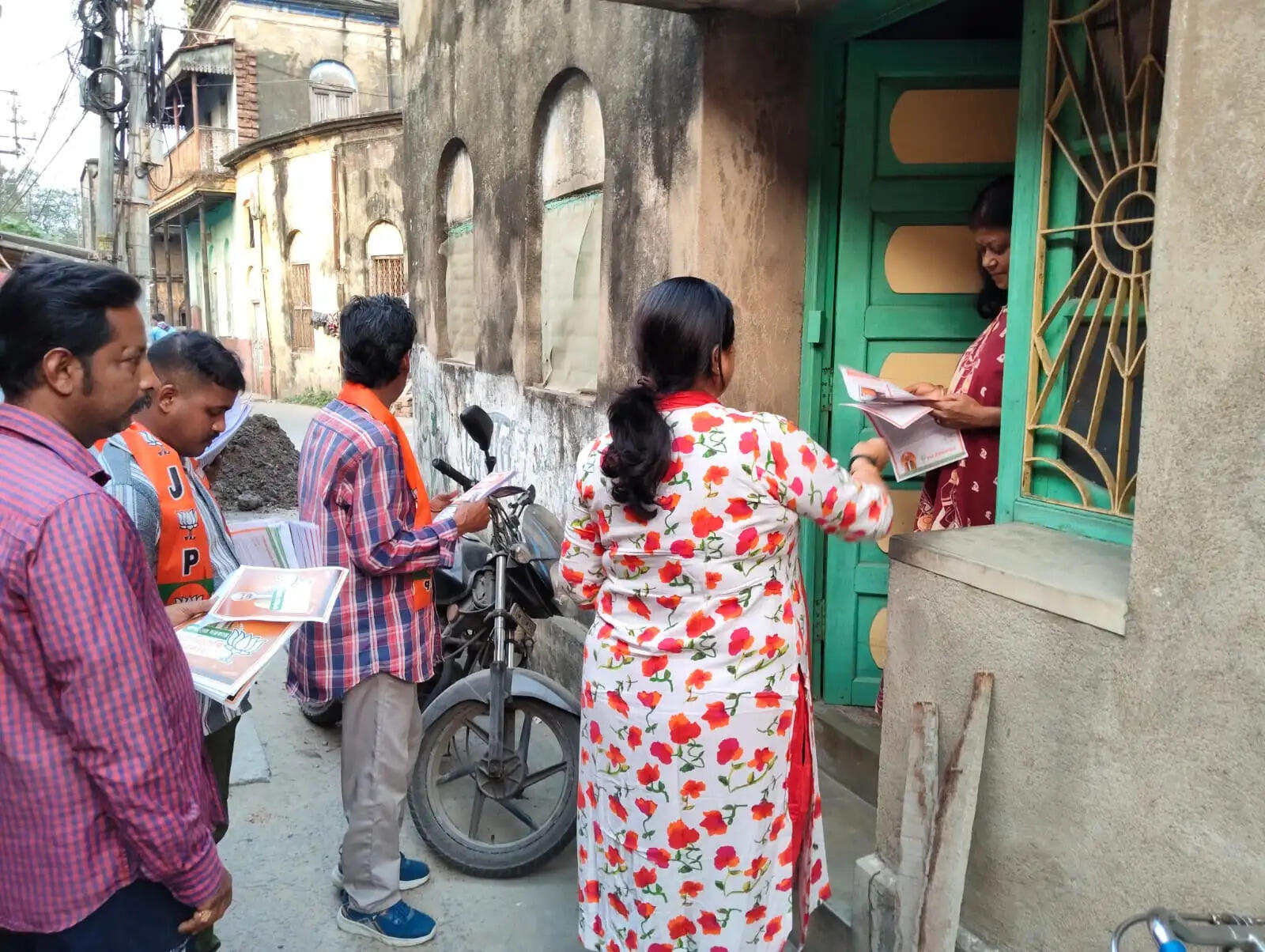 प्रधानमंत्री की चिट्ठी के साथ श्रीरामपुर में घर-घर पहुंच रही भाजपा