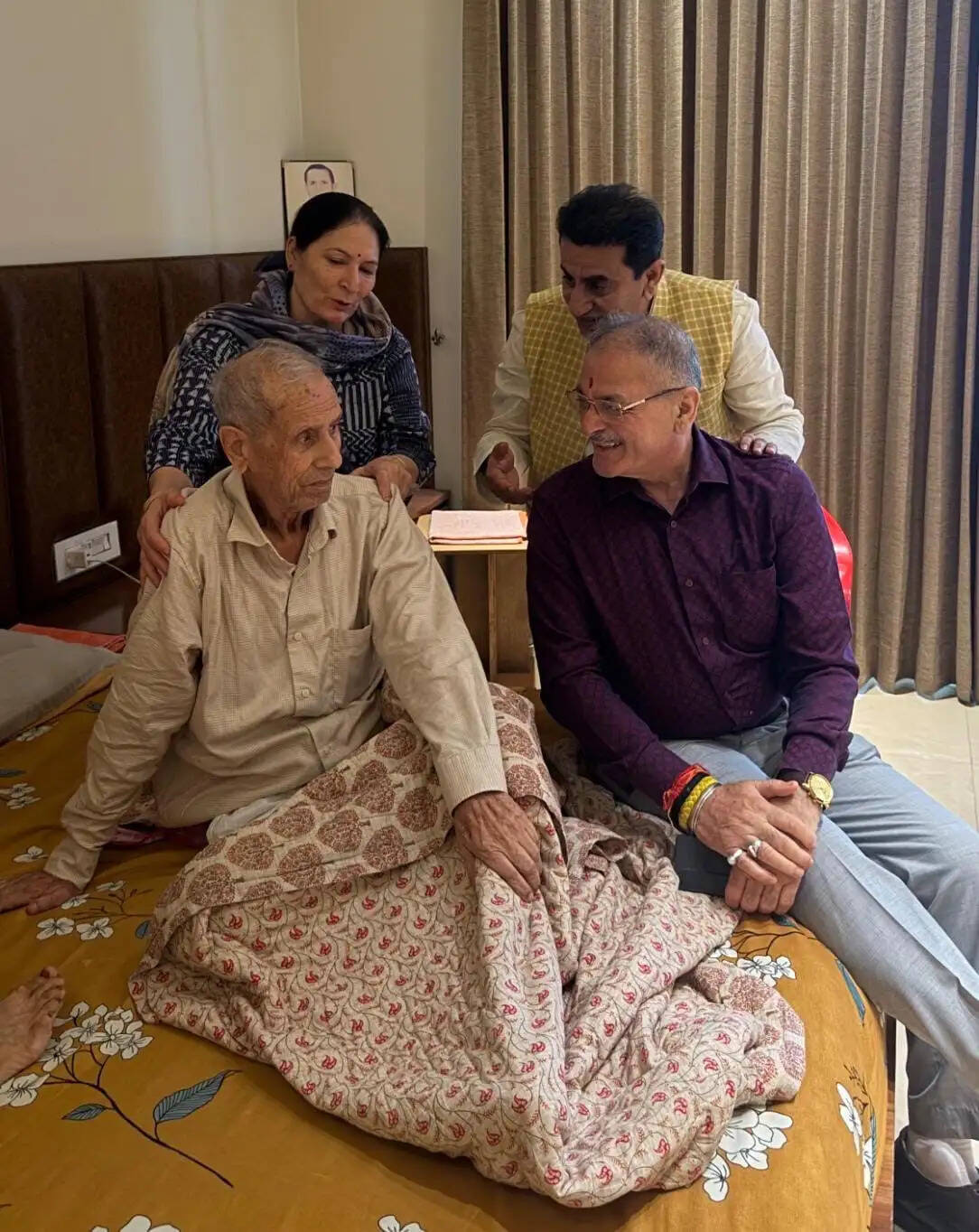 कठुआ में वरिष्ठ भाजपा नेता से मिले हिमाचल के राज्यपाल, स्वास्थ्य का जाना हाल