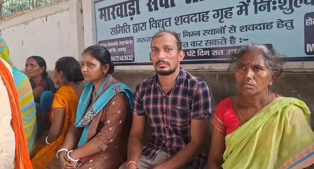 इलाज में लापरवाही का आरोप, सड़क हादसे में घायल महिला की मौत के बाद परिजन ने उठाए सवाल