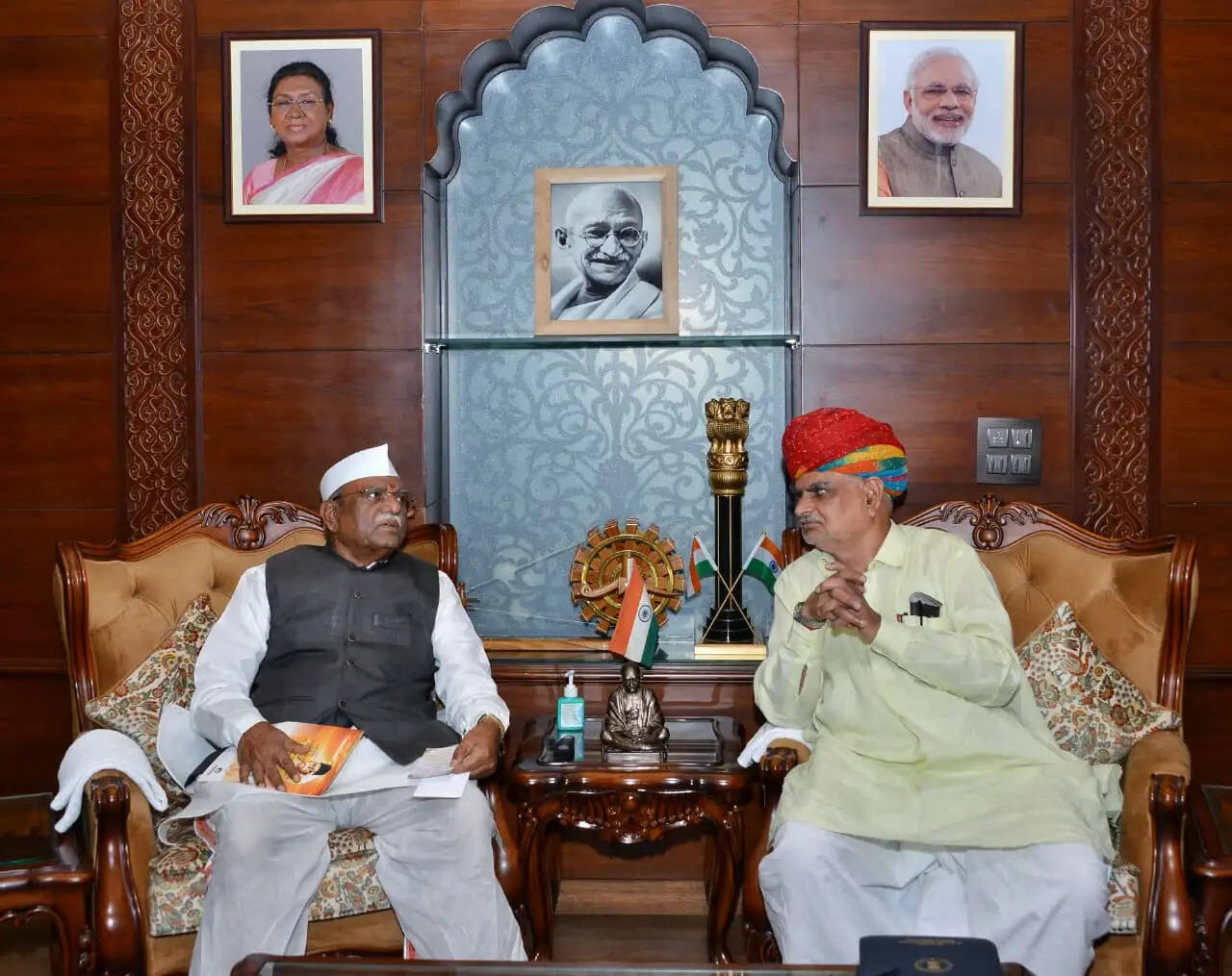 राज्यपाल से नगरीय विकास एवं स्वायत्त शासन विभाग मंत्री झाबर सिंह खर्रा ने मुलाकात की