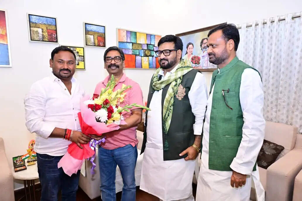 मुख्यमंत्री से चतरा नगर परिषद के अध्यक्ष और देवघर नगर निगम के महापौर ने की मुलाकात