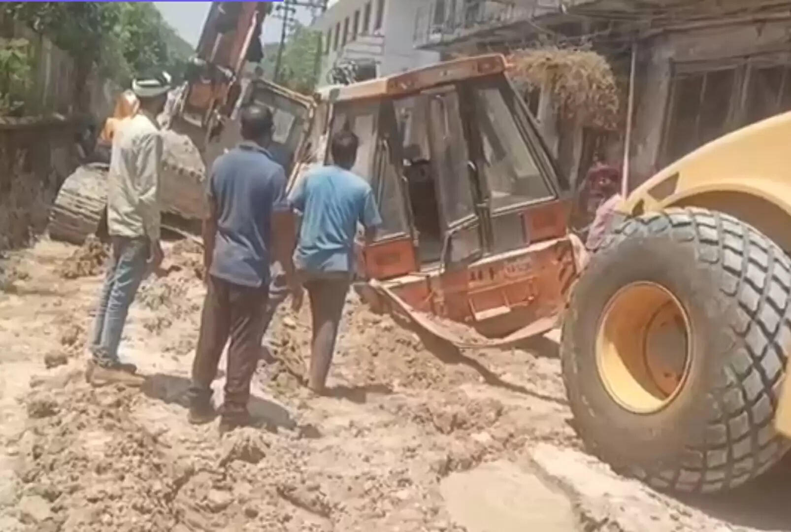 रेलवे कोचिंग डिपो के सामने फिर हादसा, पाइपलाइन कार्य में धंसी क्रेन