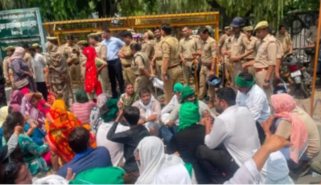 किसानों ने घेरा नोएडा विकास प्राधिकरण का दफ्तर