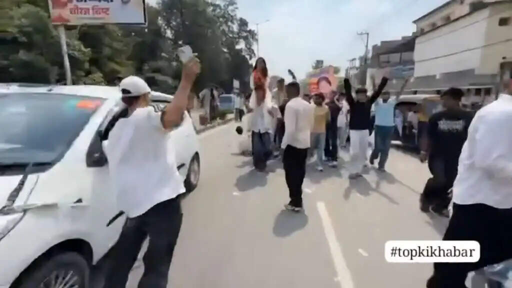 एमबीपीजी कॉलेज के बाहर तेज रफ्तार कार का कहर रैली निकाल रहे स्टूडेंट्स को मारी टक्कर