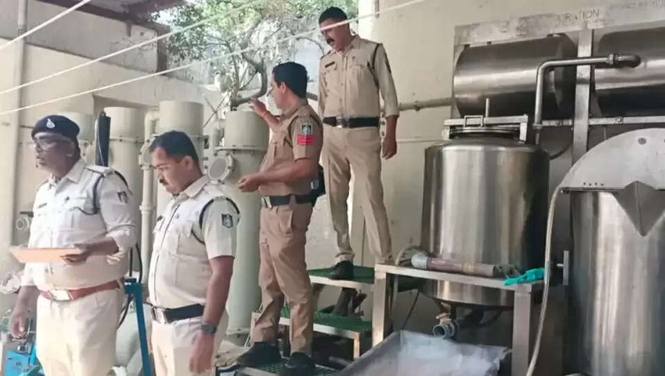 आगरमालवा में अवैध चांदी गलाने की फैक्ट्री का खुलासा, पिता-पुत्र गिरफ्तार