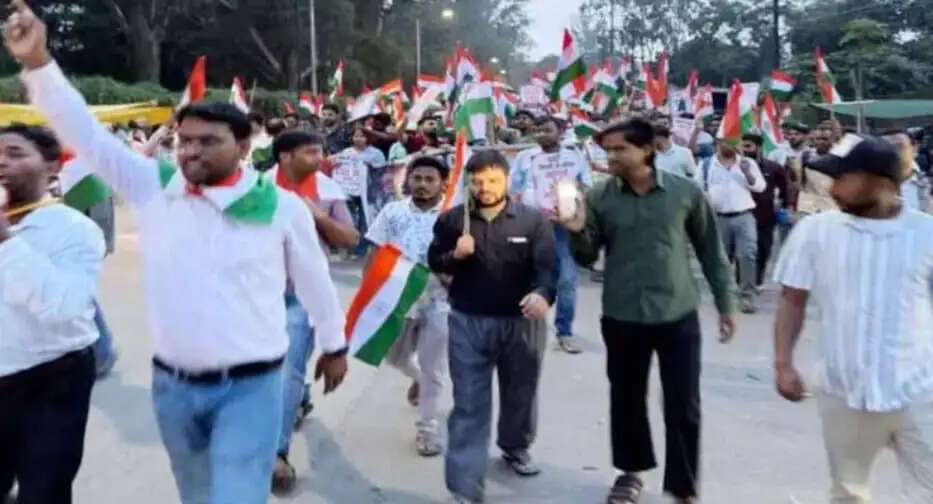जेएसएससी सीजीएल अभ्यर्थियों ने निकाली तिरंगा यात्रा, की पुर्नबहाली की मांग