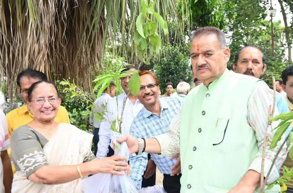 हरेला पर्व की पूर्व संध्या पर कृषि मंत्री ने किया 11 लाख पौधरोपण अभियान का शुभारंभ
