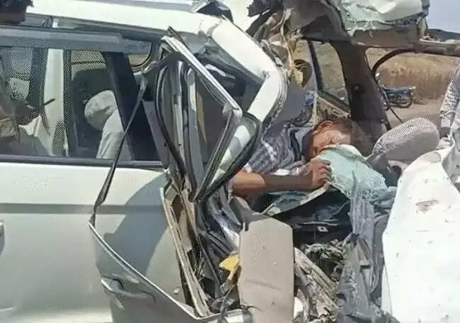 (अपडेट) मप्र के बड़वानी में बेकाबू टैंकर ने कार को मारी टक्कर, छह युवकों की मौत