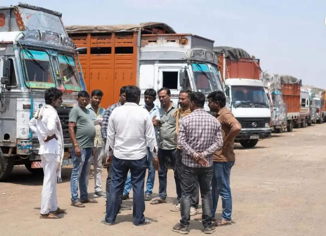 (अपडेट)&nbsp;वीएलटीडी और ई-डिटेक्शन चालान के विरोध में राजस्थान के ट्रांसपोर्टरों की अनिश्चितकालीन हड़ताल