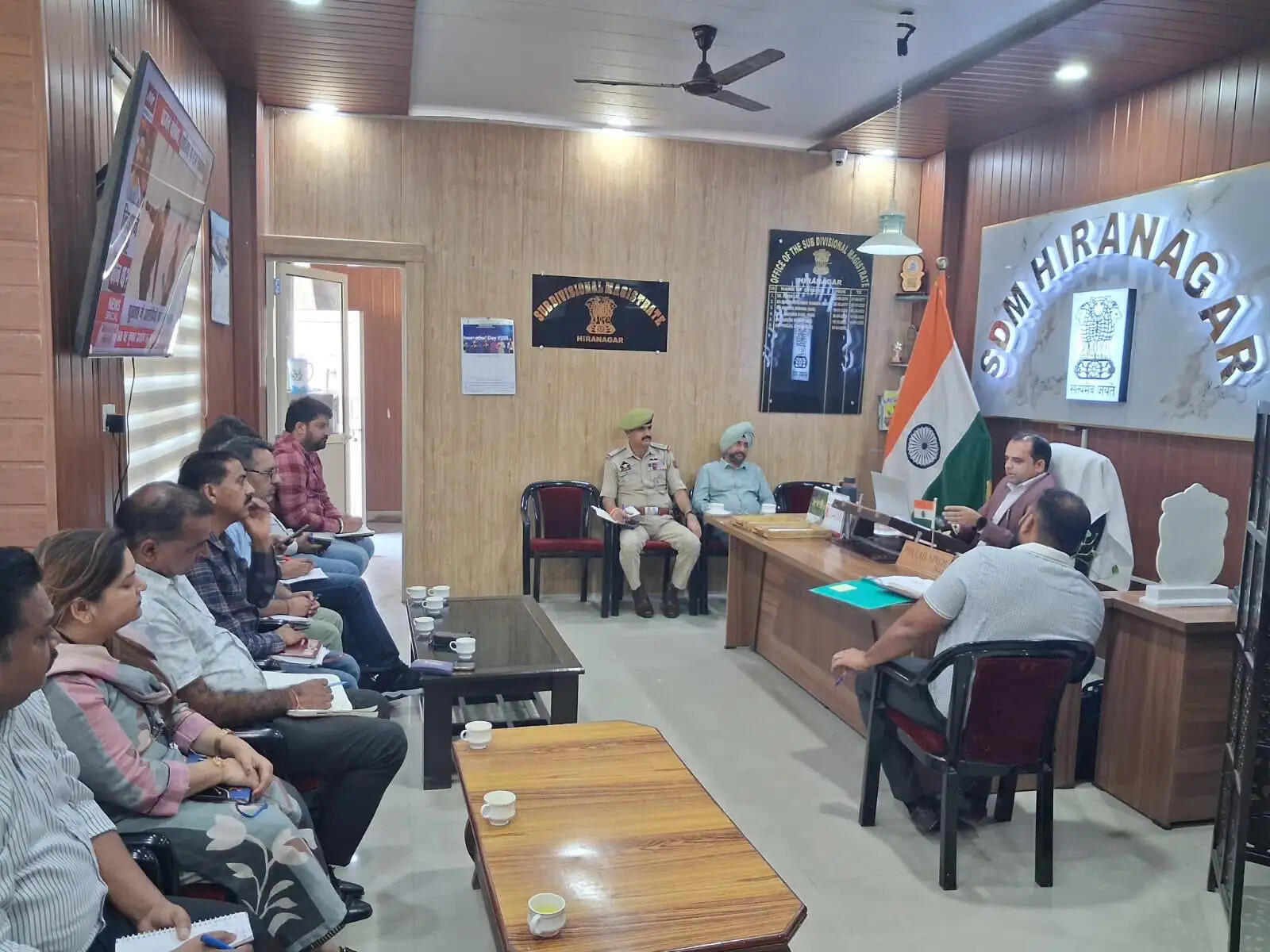 दीपावली पर सुरक्षा-बाजारों की जांच और निर्बाध बिजली-पानी आपूर्ति के निर्देश
