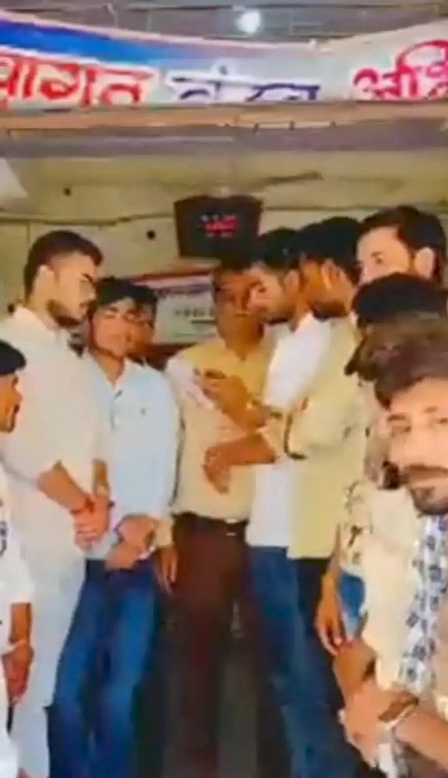 राजगढ़ः कॉलेज में सीटें बढ़ाने की मांग को लेकर एनएसयूआई ने सौंपा ज्ञापन