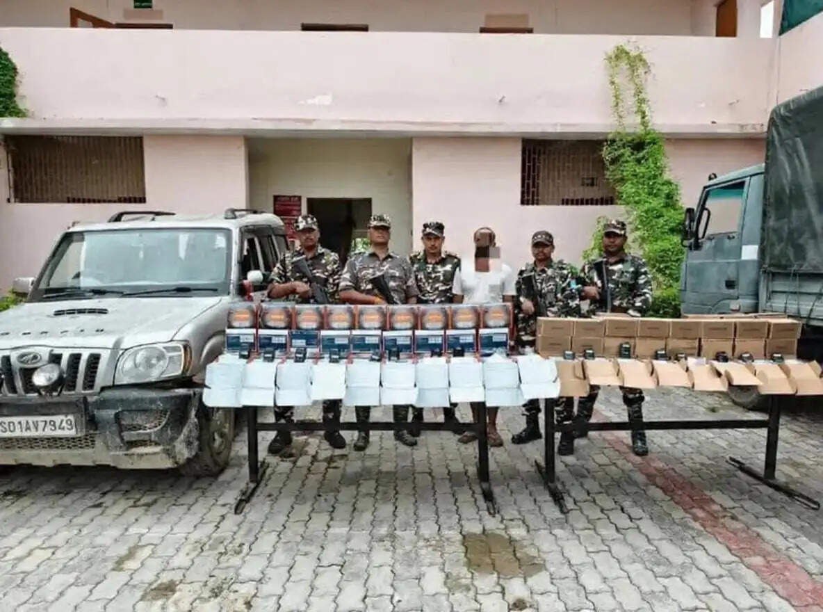 भारत-नेपाल सीमा पर एसएसबी की दो बड़ी कार्रवाई, 100 वायरलेस उपकरण और नेपाली मुद्रा जब्त