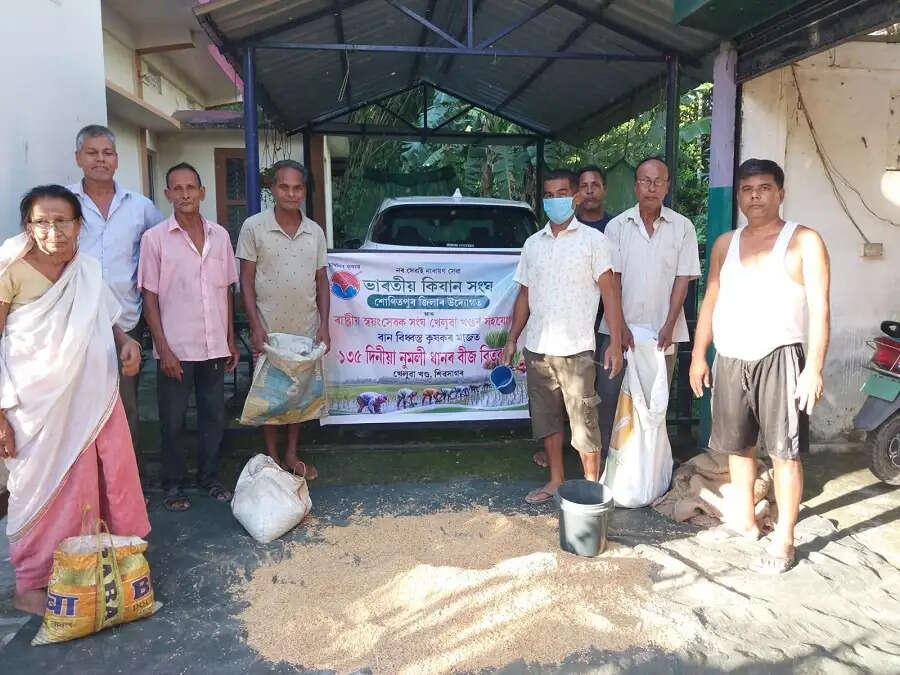 बाढ़ प्रभावित जयरापार में किसानों के बीच उन्नत किस्म के नुमाली धान के बीजों का वितरण